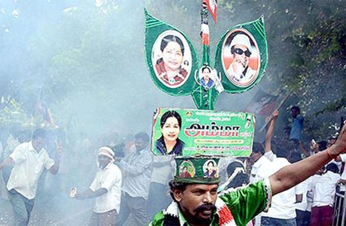 tamil nadu,hat,current poll,jayalalitha,rak nagar,pannir selvam,sasikala  తమిళ పాలిటిక్స్: కుచ్చుటోపీ, కరెంట్‌షాక్‌!